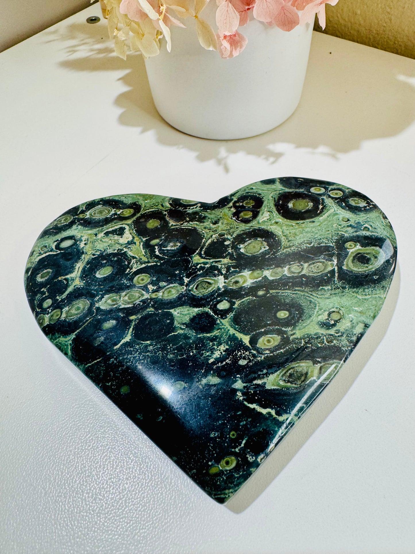 Kambaba Jasper Heart in Gold Stand